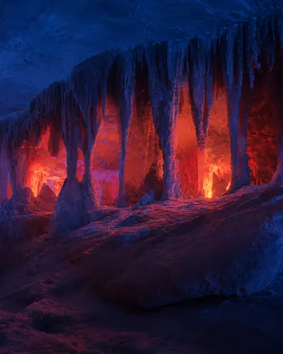 una cueva iluminada por luces misteriosas