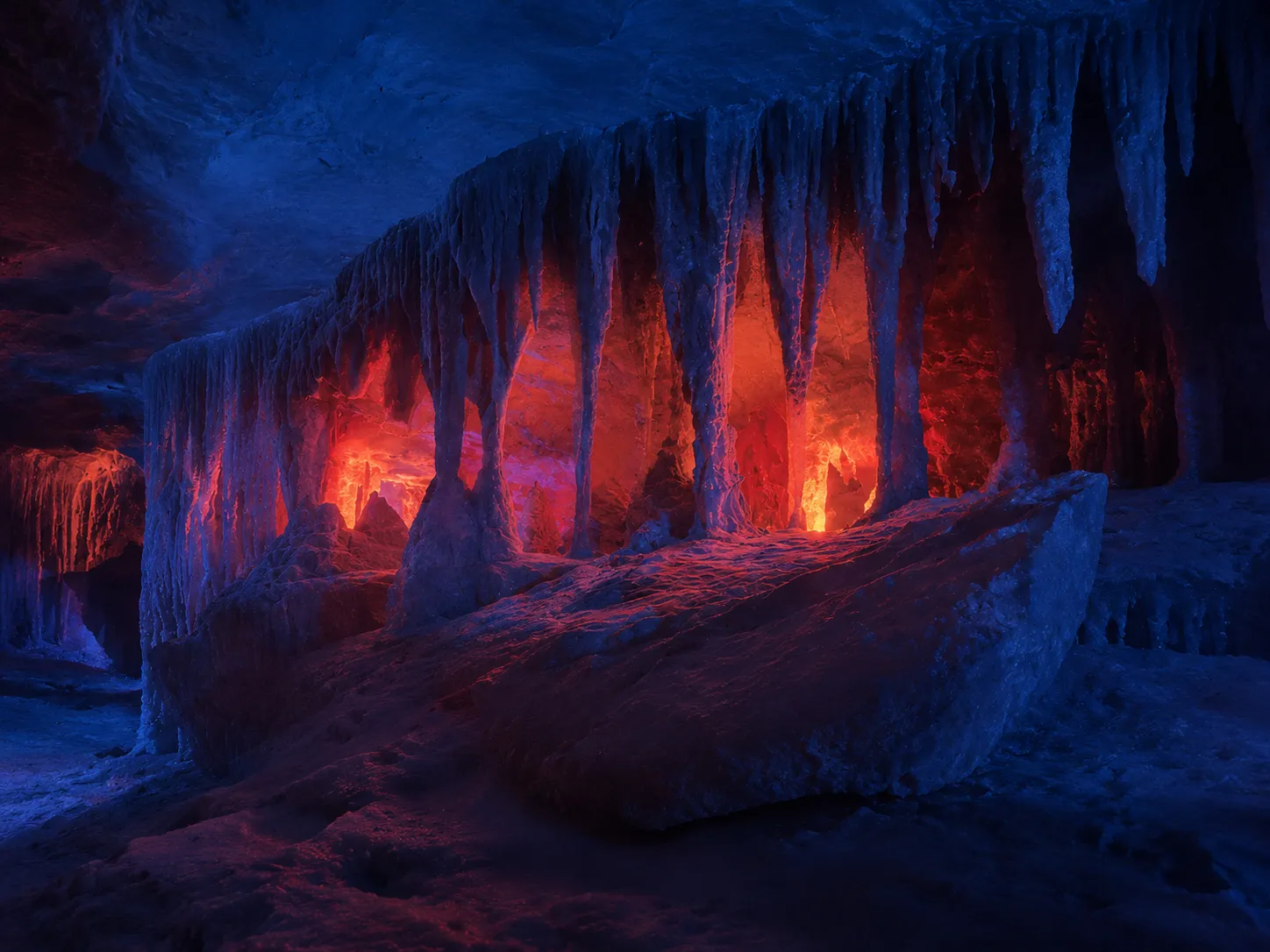 una cueva iluminada por luces misteriosas